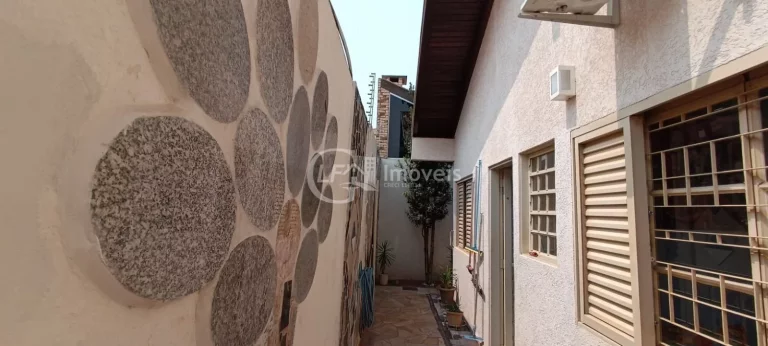 Imagem Oportunidade Única! Terreno Amplo com Casa Completa e Sofisticada