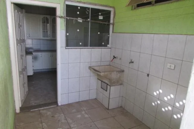 Imagem Casa com 01 vaga, portão eletrônico, sala, cozinha com gabinete e armários, área de serv. cobert...
