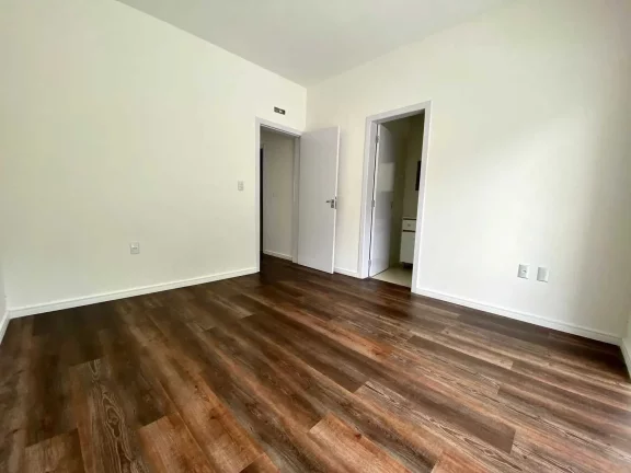 Imagem Casa com 3 dormitórios sendo 1 suíte e 2 vagas de garagem em Brusque