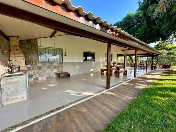 Chácara com excelente casa, composta de 4 quartos, Localizada entre a Praia de Ubú e Jabaquara.