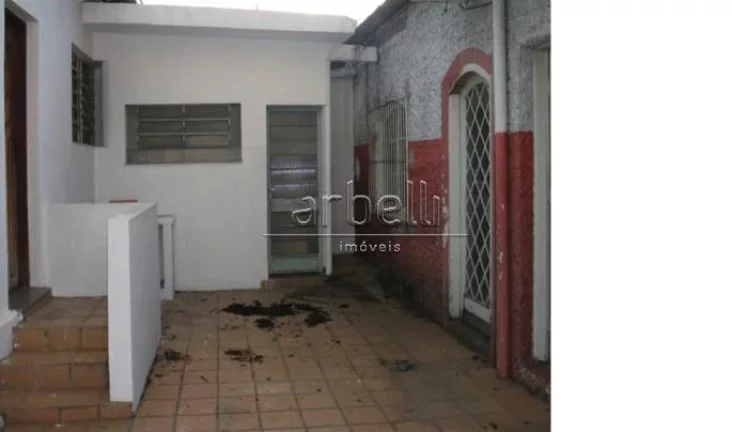 Imagem Galpão com escritórios com área total de 406 metros quadrados. O piso térreo está o galpão que...