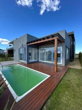 Imagem Casa á venda com 3 suítes no Engenho Velho em Torres/RS