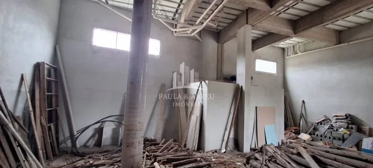 Imagem Aluga-se Galpão 240m², Fachada 17mts, 2 Banheiros (PNE), 6 vagas para clientes, Pé D. 5 mts, estrutura para fazer mezanino, Na Principal Av. de Ribeirão Pires-SP