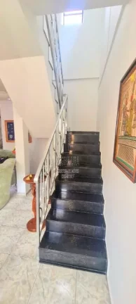 Imagem Seu novo lar em Santos: Casa espaçosa de 3 quartos com edícula para a família.