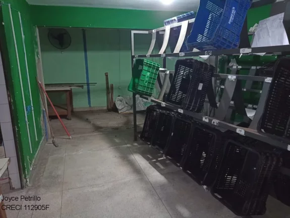 Imagem Galpão comercial com 2 mezaninos, cozinha e 3 banheiros. Localização estratégica em Peruíbe. Ideal para empresas. Agende sua visita!