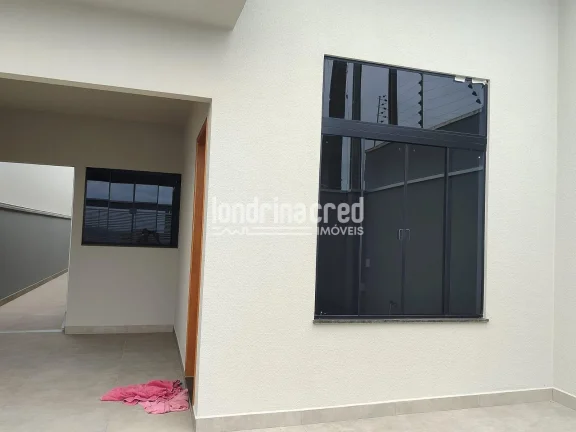 Imagem Casa com 2 quartos (1 suíte), sala com pé direito alto, copa, banheiro social e garagem coberta em lote de 126m² – Pronta para morar!