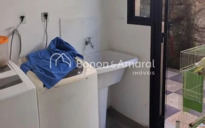 Imagem Sobrado construído em estilo rústico, projetado por arquiteto, em local tranquilo e arborizado em ...