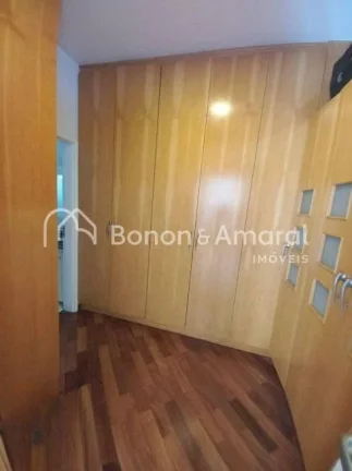 Imagem OPORTUNIDADE! 
Casa de alto padrão, bem situada no condomínio, em rua de pouco tráfego, ambientes...