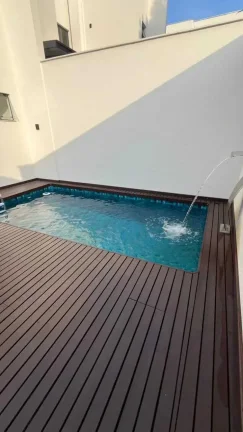 Imagem Casa Alto Padrão com 3 dormitórios sendo 1 suíte master e 2 vagas no América em Joinville/SC