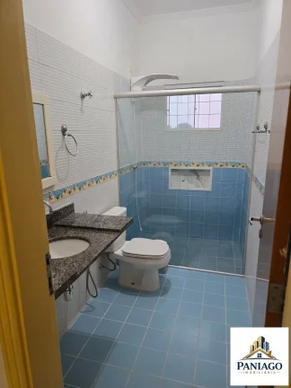 Imagem Casa aconchegante em condomínio, com 4 quartos, jardim e piscina, Cuiabá-MT
