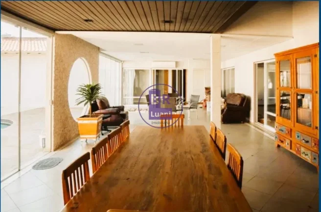 Imagem Linda casa alto padrão com ótima localização.