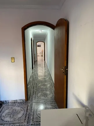 Imagem Sobrado com Design Funcional e Espaços Bem Distribuídos – Jardim Eliane
