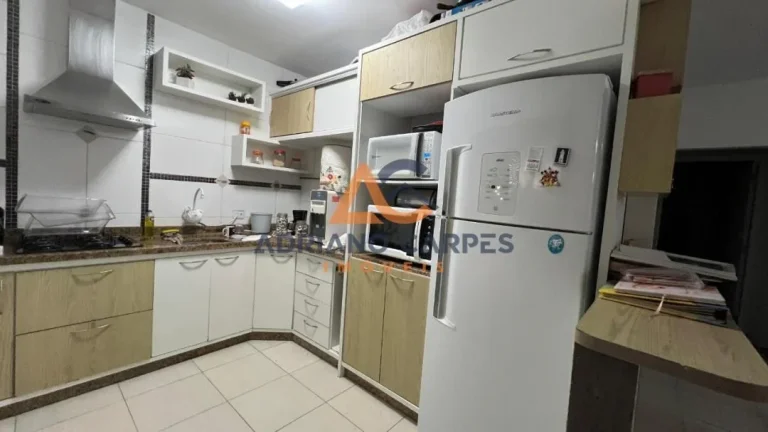 Imagem Aluguel de temporada de casa de praia com 2 dormitórios sendo 1 suíte, sacada com churrasqueira e 2 vagas de garagem, muito bem localizada no bairro Gravatá em Navegantes- SC