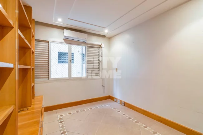 Imagem Apartamento reformado e cheio de charme no miolo do Paraíso. Possui 188m² distribuídos em 03 dorm...