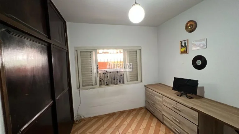 Imagem Casa ampla de 2 andares, próxima à Avenida Guilherme Ferreira, com 3 quartos incluindo 1 suíte