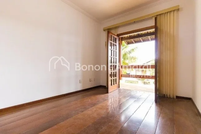 Imagem Ampla e confortável, esta excelente residência conta com 330m² de área construída, oferecendo e...