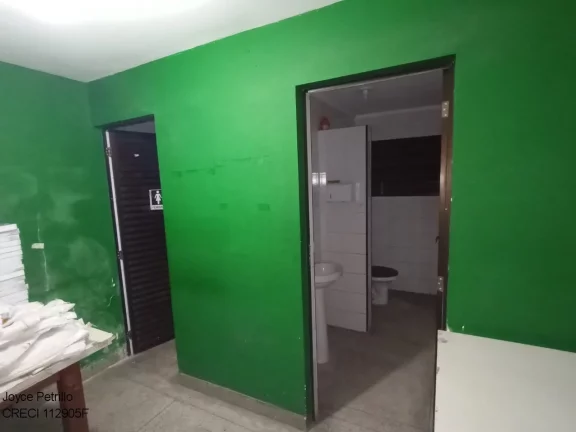 Imagem Galpão comercial com 2 mezaninos, cozinha e 3 banheiros. Localização estratégica em Peruíbe. Ideal para empresas. Agende sua visita!
