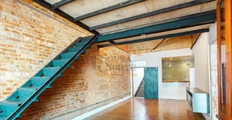 Imagem A casa é muito charmosa, muito iluminada com luz do sol natural e arborizada. Sala principal conta ...