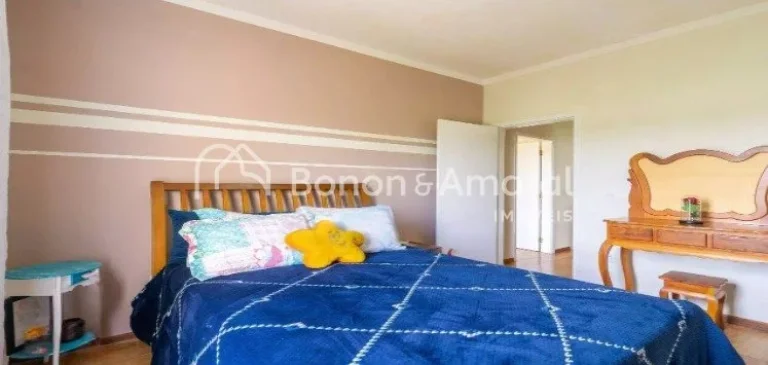Imagem Esta charmosa casa está disponível para venda em um condomínio tranquilo na cidade de Valinhos. E...