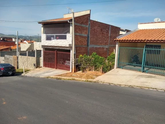 Imagem Terreno plano com 145 metros quadrados, com rede elétrica e hidráulica já instalados. Em rua tran...