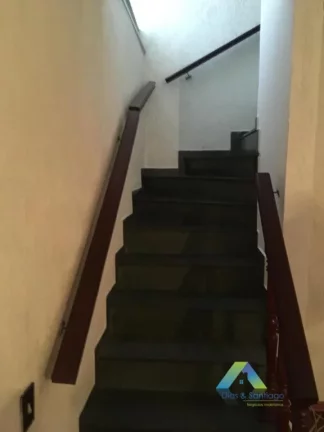 Imagem Lindo sobrado com 3 dormitórios, 2 vagas de garagem com excelente localização em bairro com fácil acesso a comércios e principais avenidas.
