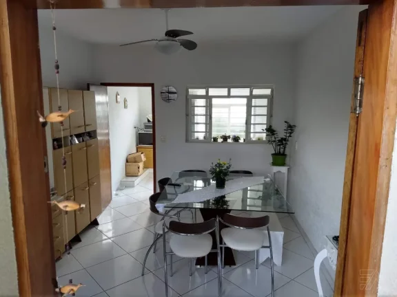 Imagem oportunidade! Ótima casa no centro de Atibaia com 287 m2 de terreno, quintal e porão