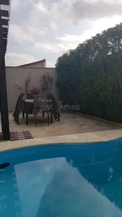 Imagem Residência Colonial de Luxo com Piscina e Espaço para Jogos Imagem Residência Colonial de Luxo com Piscina e Espaço para Jogos