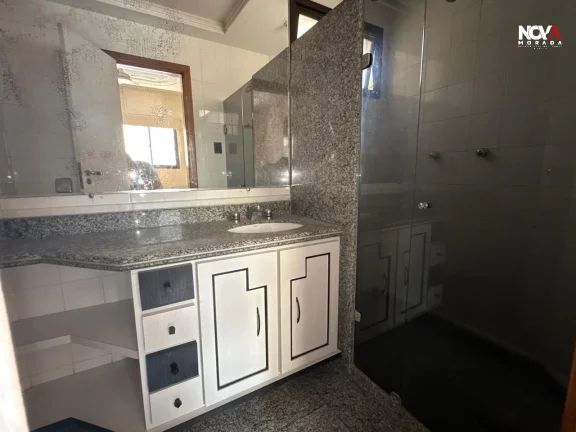 Imagem Apresentamos este amplo e sofisticado apartamento localizado na Praia da Costa, um dos endereços ma...