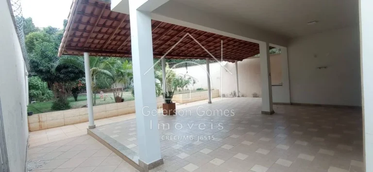 Imagem Casa à venda - 05 Quartos (03 Suíte) - Centro - Mantena/MG