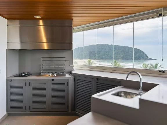 Imagem Luxuoso apartamento de 4 quartos na Riviera de São Lourenço Módulo 07: 4 suítes, 3 salas, 4 vagas de garagem e 241,13 m² de área.