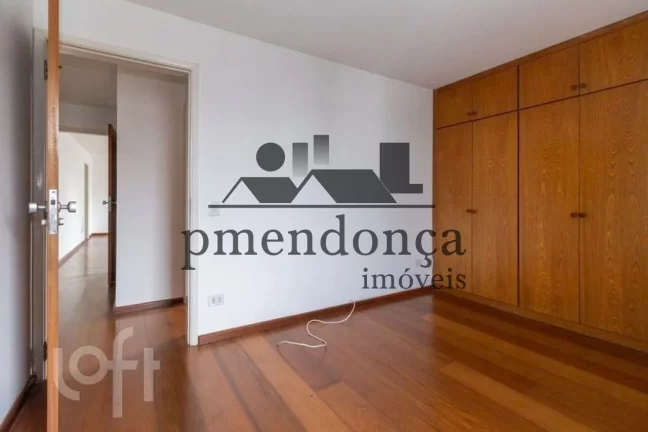 Imagem Lindo apartamento no último andar, com uma bela vista, planta espaçosa e muita luminosidade natura...