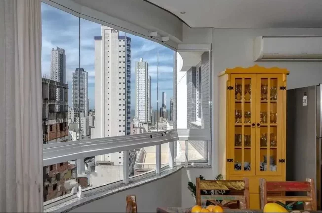 Imagem Apartamento mobiliado com 3 suítes e 3 vagas no centro de Balneário Camboriú