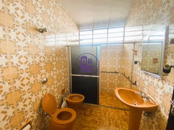 Imagem Casa térrea à venda com 12 quitinetes no fundo.