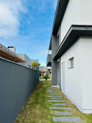 Imagem Casa alto padrão 3 dormitórios sendo 1 suíte e 2 demi-suítes e 2 vagas em Florianópolis/SC
