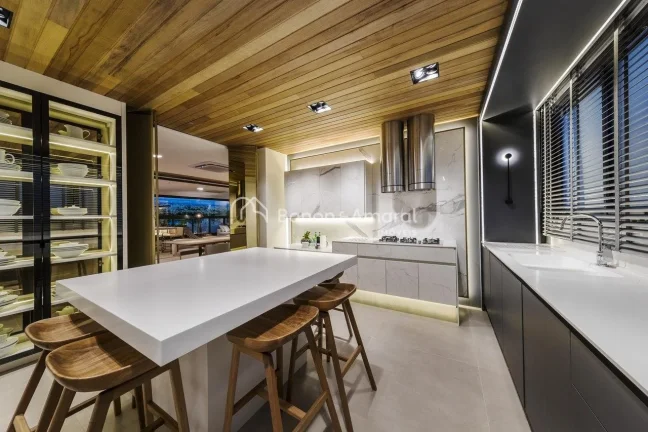 Imagem Magnífico apartamento no Cambuí, no Edifício Le Reve, com 316 m². 

O imóvel possui living para...