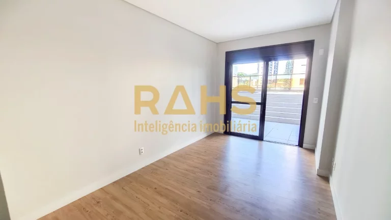 Imagem Amplo giardino no bairro América de Joinville! O Apartamento conta com 3 suítes, 2 salas, 5 banhei...