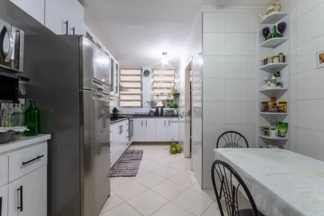 Imagem Apartamento com piso de tábuas largas, reformado e bem iluminado, janelas grandes, dormitórios com...