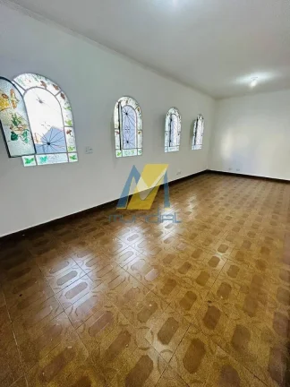 Imagem Casa térrea ampla com quintal gramado em localização estratégica.