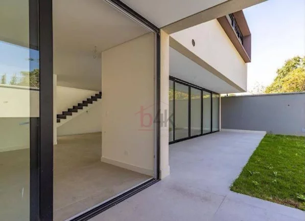 Imagem Casa alto padrão em condomínio fechado à venda.