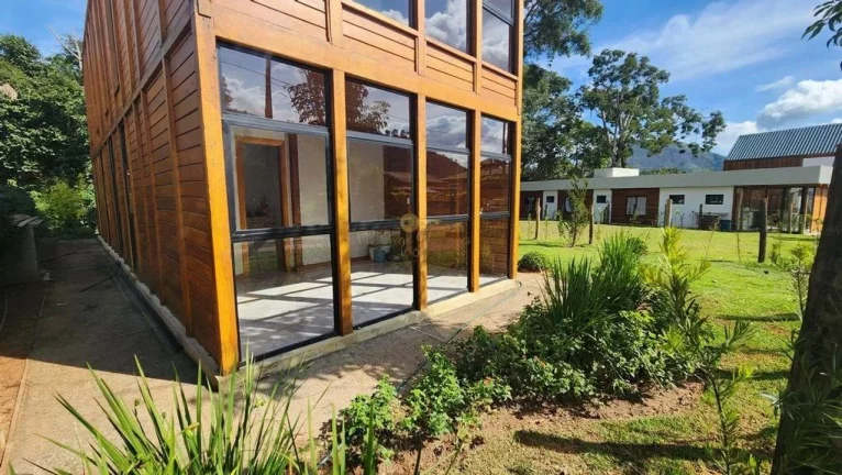 Imagem Casa em Condomínio para Venda em Teresópolis / RJ no bairro Vale Alpino