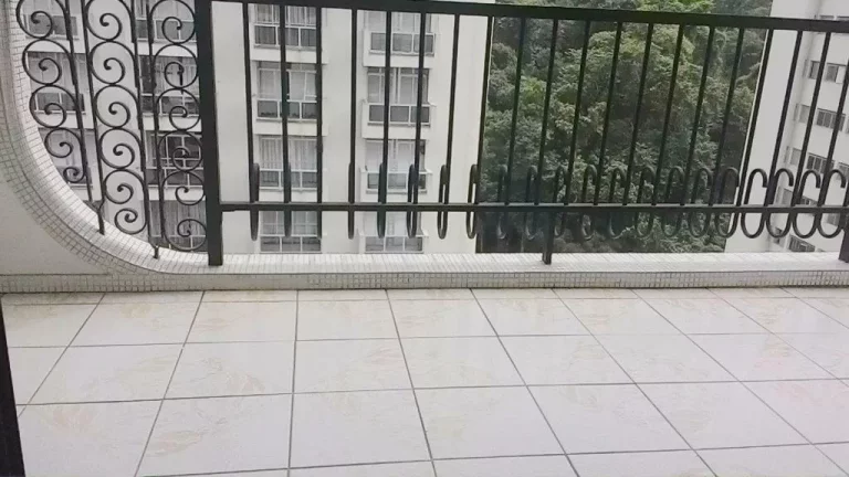 Imagem Praia de Pitangueiras - Local nobre - Ótimo lazer - Alto padrão - 2 vagas - Ampla varanda - 135 m² de área útil.