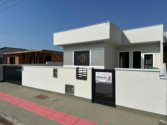 Casa térrea de 3 dormitórios com suíte sozinha no terreno