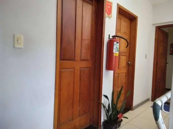 Imagem Prédio com dois apartamentos, ponto comercial e terraço com capacidade para expansão de mais dois andares.