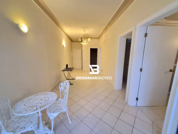 Imagem PITANGUEIRAS- UMA QUADRA DA PRAIA , TOTALMENTE REFORMADO, GARAGEM DEMARCADA NO PRÉDIO.