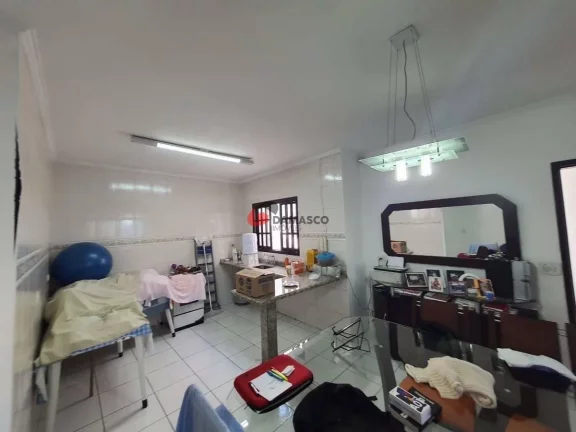 Imagem Casa à venda com 3 Quartos, 3 Suites, 3 Vagas, 751M², Utinga, Santo André - SP