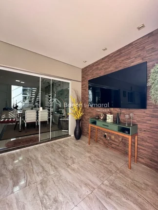Imagem Casa à venda no Condomínio Reserva Real em Paulínia

O sobrado conta com uma sala de estar c/ pé...