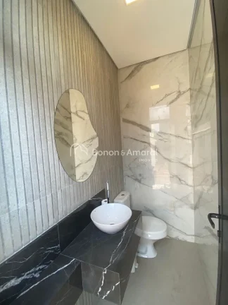 Imagem Localizada a apenas 2 km do centro de Paulínia e a 20 minutos de Campinas, esta casa oferece a comb...