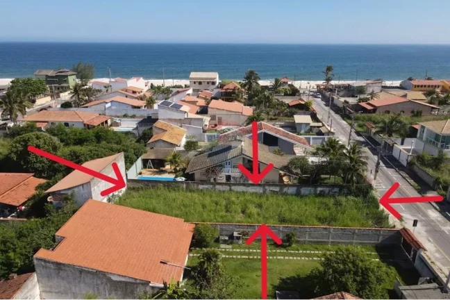 Imagem Terreno plano e murado perto da praia.