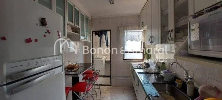 Imagem Apartamento com três quartos, incluindo uma suíte com elegantes armários embutidos. Uma ampla sal...