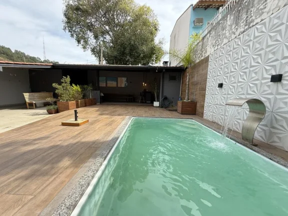 Imagem Sobrado a 120m do mar, com piscina, na Praia de São Miguel, em Penha. Conforto e estilo para sua família. Venda pela Adriano Carpes Imóveis.